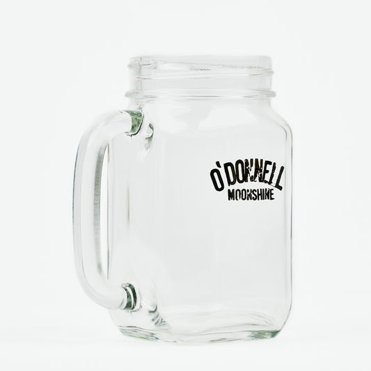 O'Donnell Moonshine Henkelglas – einzelnes Glas mit Henkel und Logo-Aufdruck, freigestellt auf weißem Hintergrund, Seitenansicht