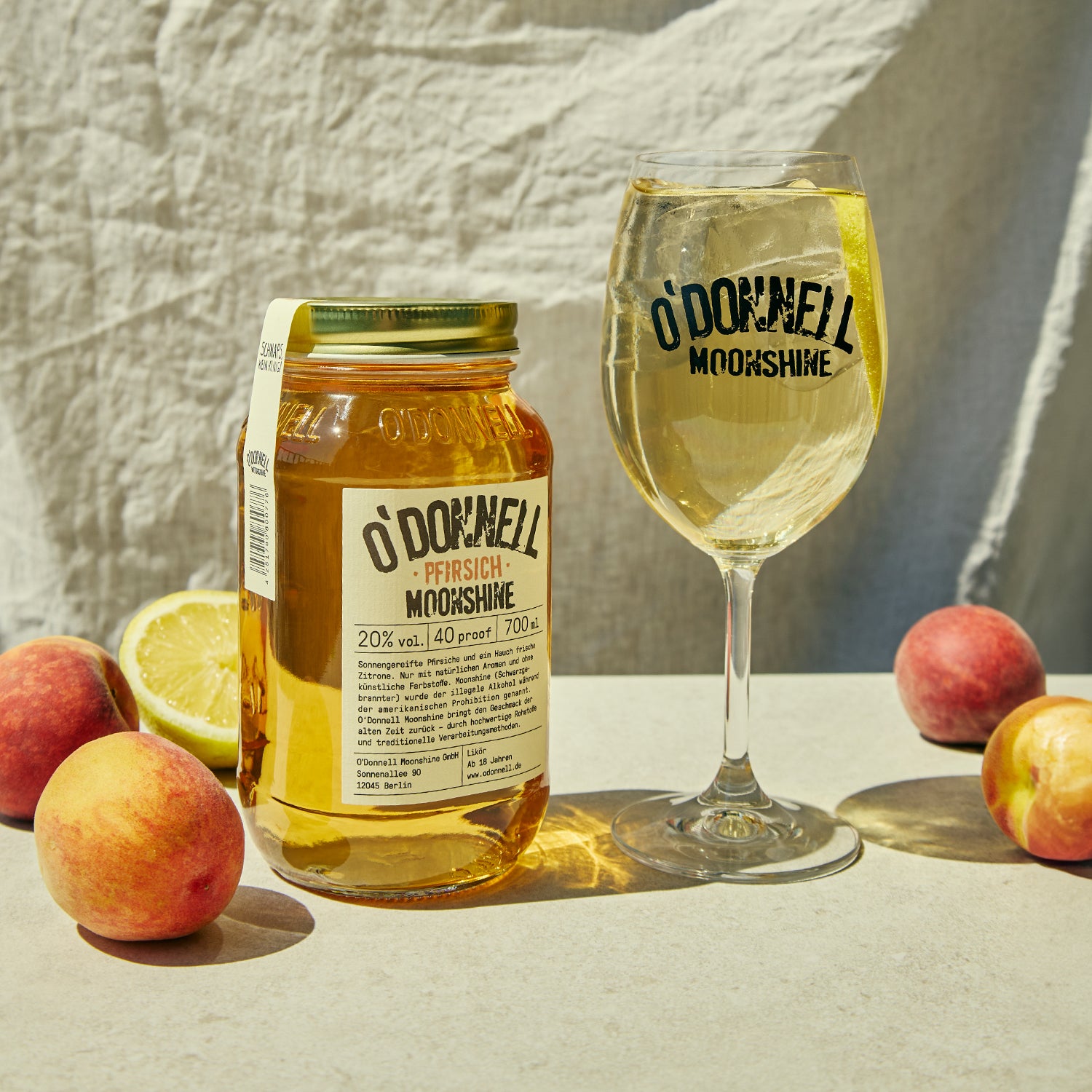 Pfirsich, Spritzglas und Getränk mit Pfirsichgeschmack auf einem Tisch