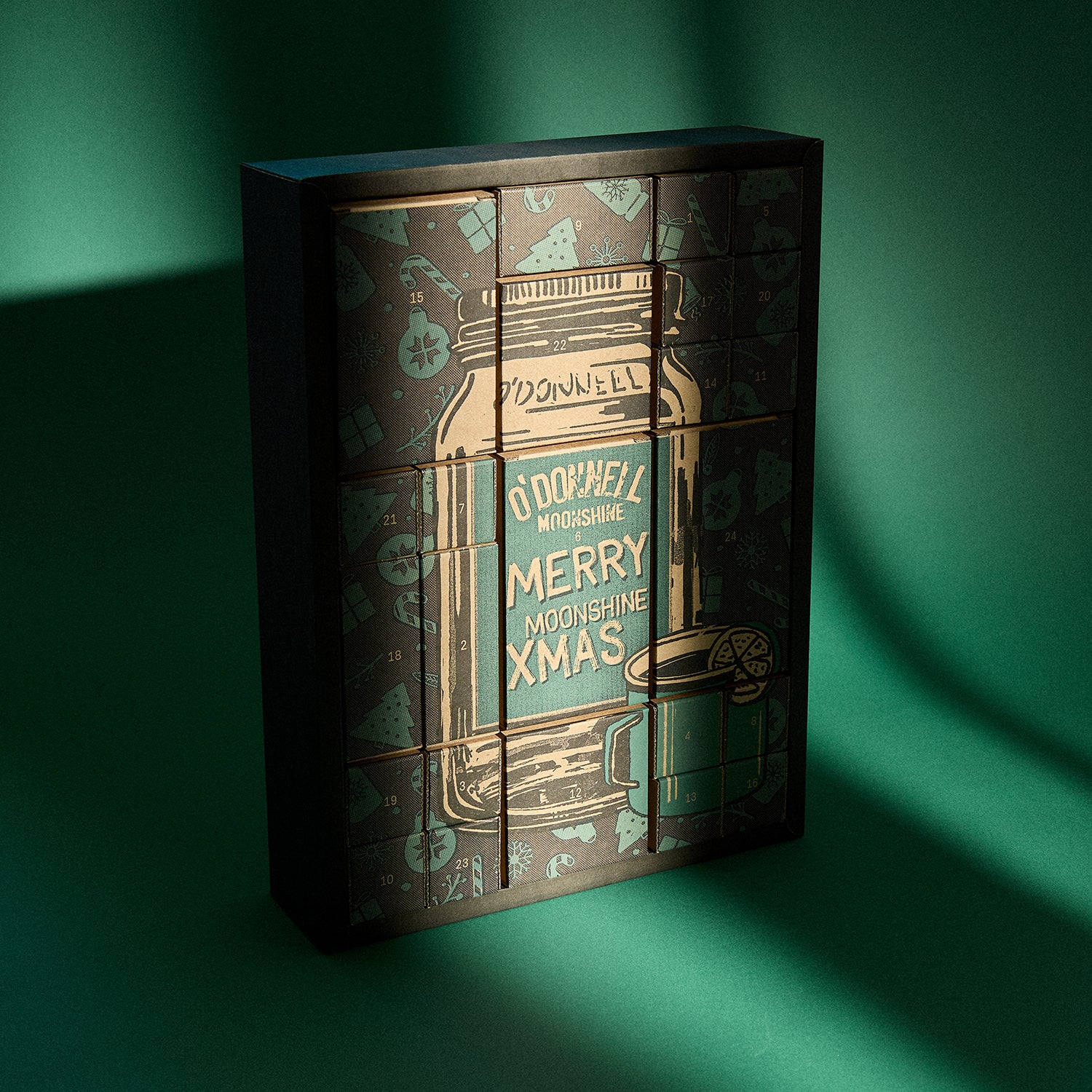 Adventskalender auf grünem Hintergrund mit dem Text