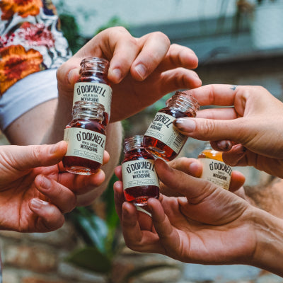 Ein Gruppe stößt mit 50ml O'Donnell Moonshine Minis an