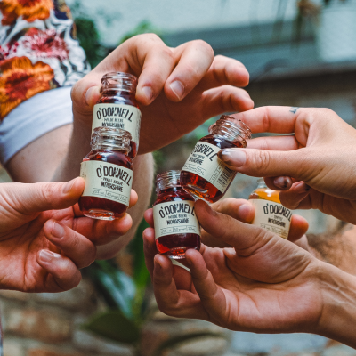 Ein Gruppe stößt mit 50ml O'Donnell Moonshine Minis an