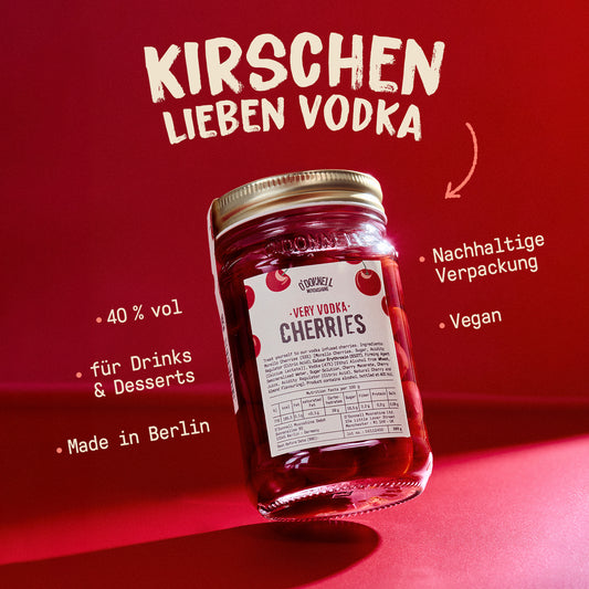 Sehr Wodka Kirschen in einem Einmachglas vor einem roten Hintergrund. Mit beschreibendem Text drumherum. Vegan, Made in Berlin, für Getränke und Desserts, 40% vol, nachhaltige Verpackung