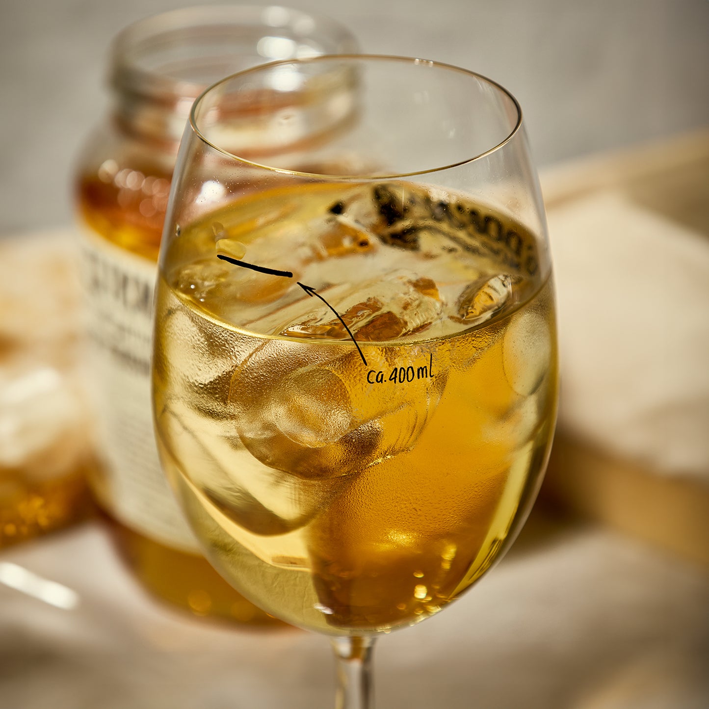 Eine Nahaufnahme des Spritzglases, die die 400-ml-Marke auf dem Glas zeigt