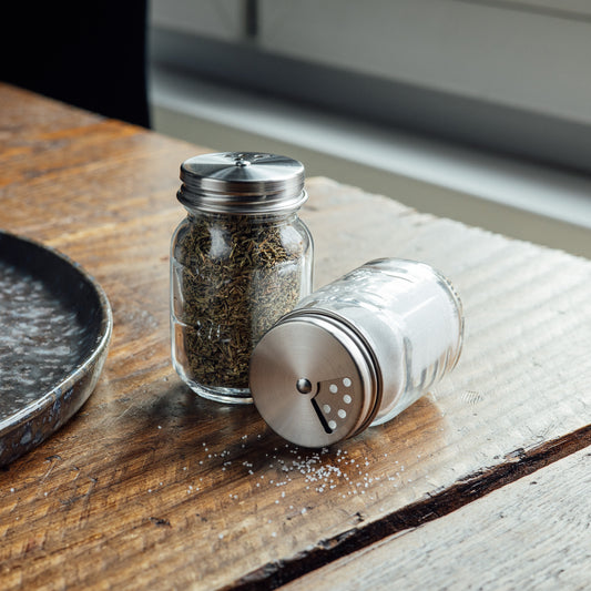 Gewürzaufsatz für O'Donnell Moonshine Jars 350ml, um mit diesen Upcycling zu betreiben. Als Anschauung auf einem rustikalem Tisch präsentiert.