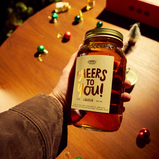 O'Donnell Moonshine Harte Nuss Xmas Edition in der Hand gehalten.
