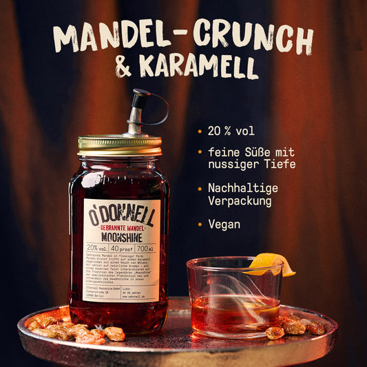 O'Donnell Moonshine Banner für Gebrannte Mandel Likör mit Produktvorteilen, einer Flasche, Cocktailglas und Mandeln.