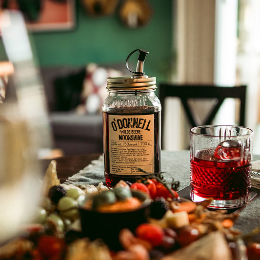 Wilde Beere Beerenlikör auf dem Tisch