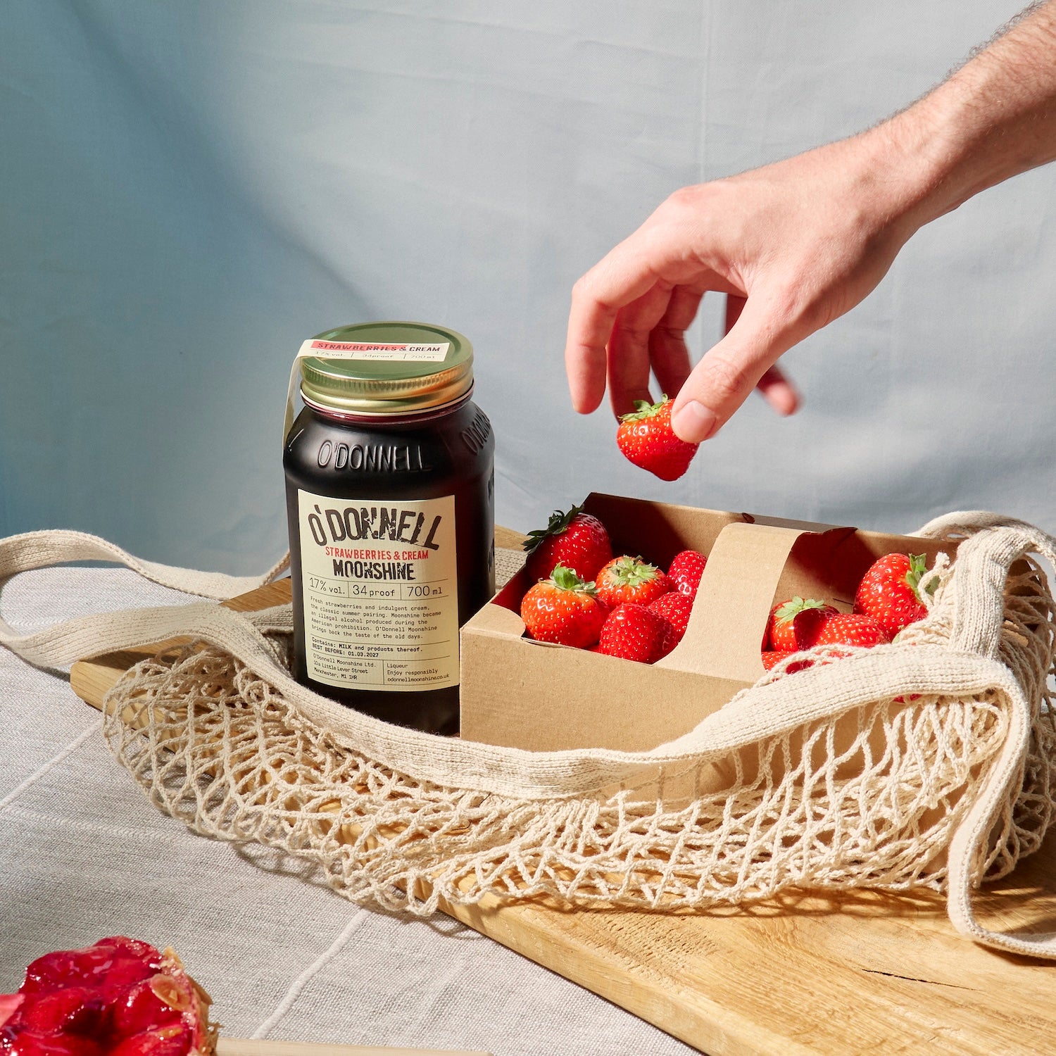 Glas mit Strawberry Cream Likör, dekoriert mit frischen Erdbeeren