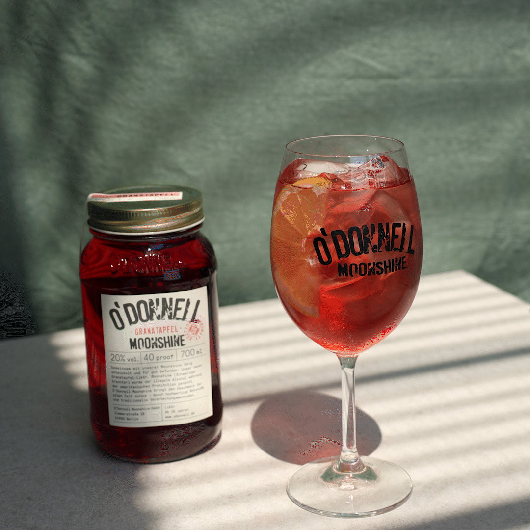 Granatapfel-Moonshine wird in ein O'Donnell-Moonshine-Spritzglas gegossen