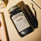 Nahaufnahme einer Flasche Vanilla Cream Likör mit rein Vanilla daneben