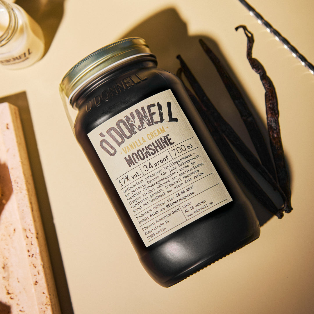 Nahaufnahme einer Flasche Vanilla Cream Likör mit rein Vanilla daneben