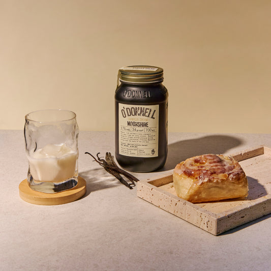 Darstellung eines Glases mit Vanilla Cream Likör und einem Kuchen 