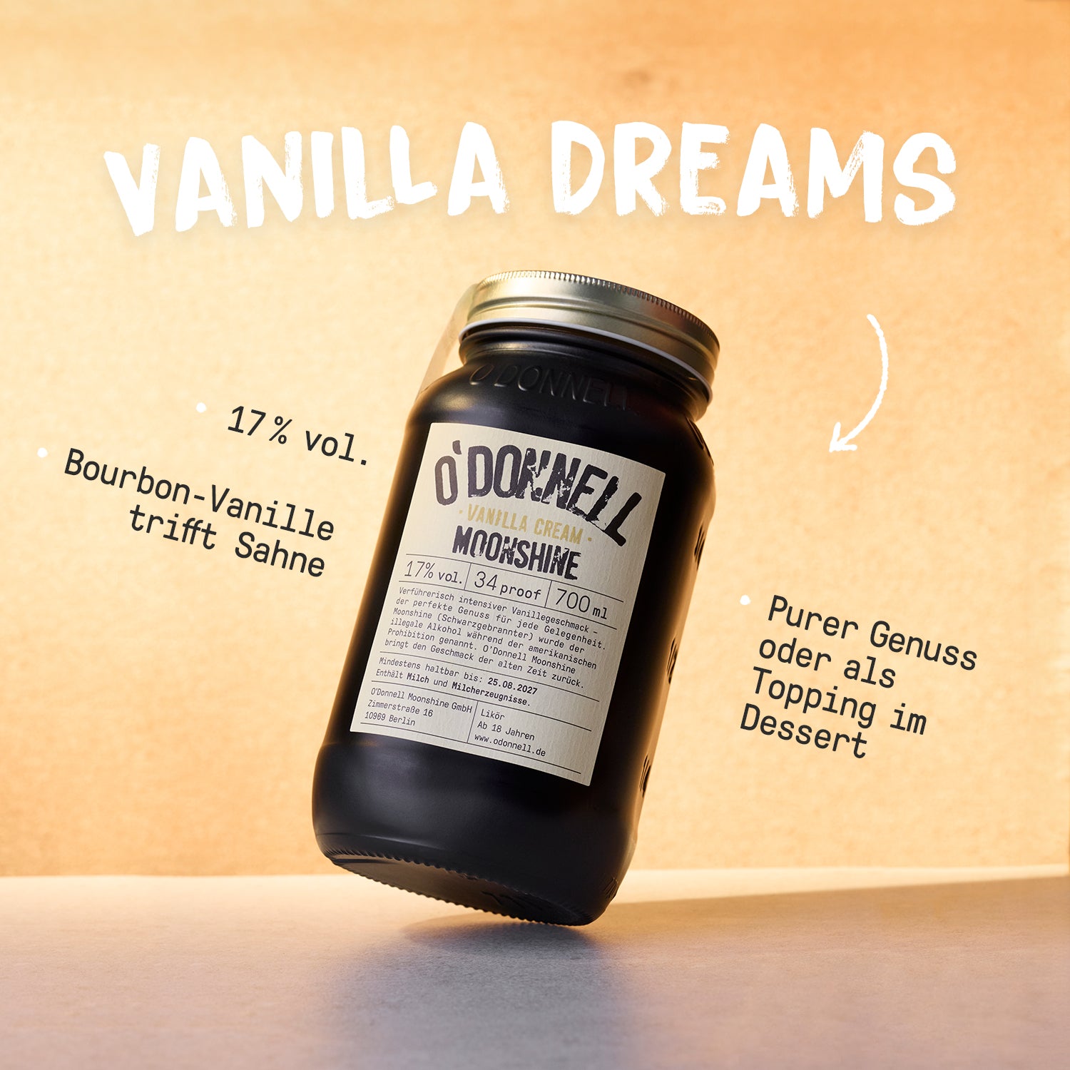 Nahaufnahme einer Flasche Vanilla Cream Likör mit USPs - 17% Vol., Bourbon Vanille trift Sahne, Purer Genuss oder als Topping im Dessert