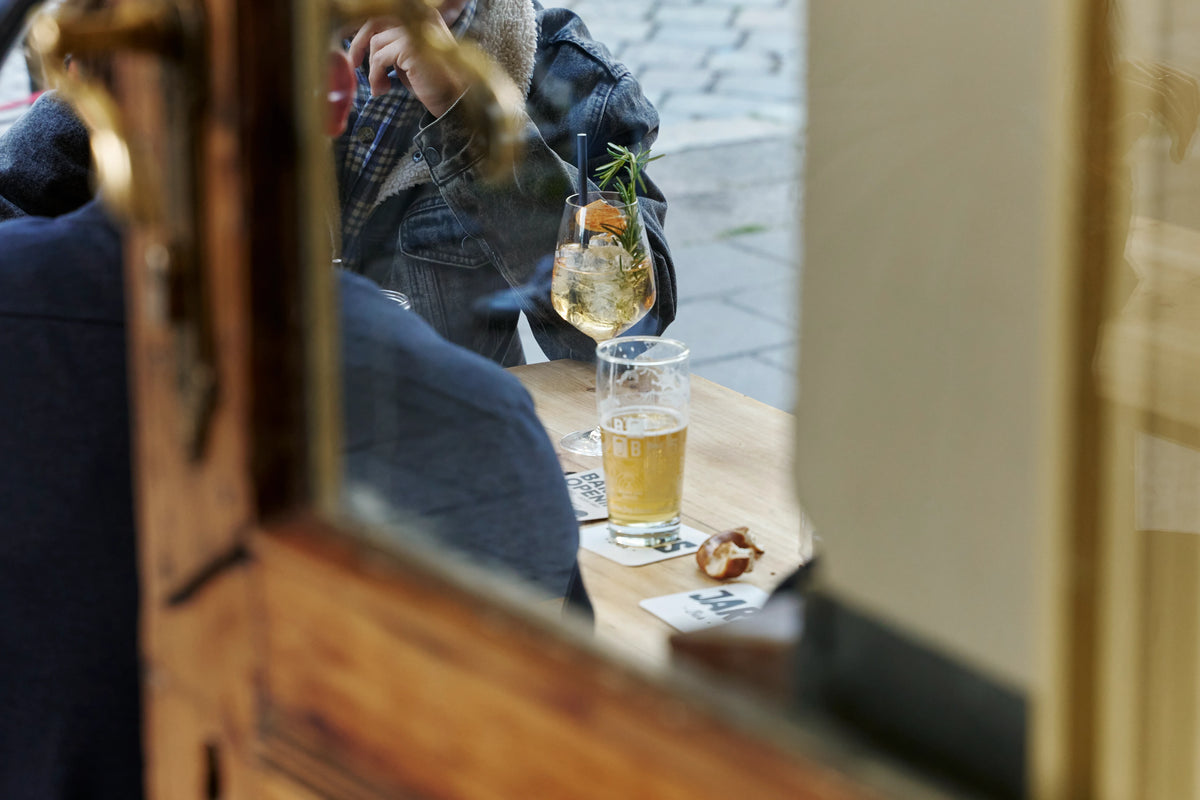 Cocktail im Mason Jar auf dem Tisch vor der JARS Bar