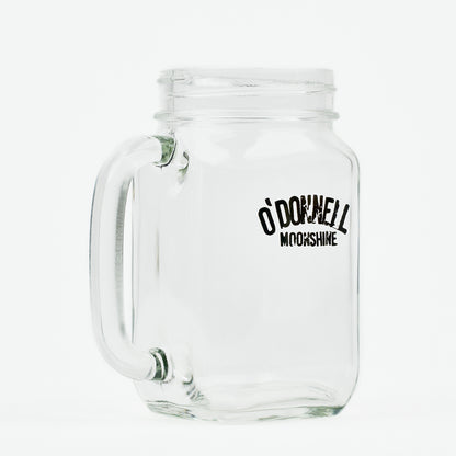 O'Donnell Moonshine Henkelglas – einzelnes Glas mit Henkel und Logo-Aufdruck, freigestellt auf weißem Hintergrund, Seitenansicht