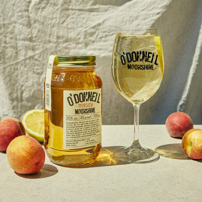 Pfirsich, Spritzglas und Getränk mit Pfirsichgeschmack auf einem Tisch