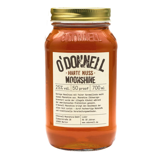 O'Donnell Harte Nuss Moonshine-Glas auf weißem Hintergrund