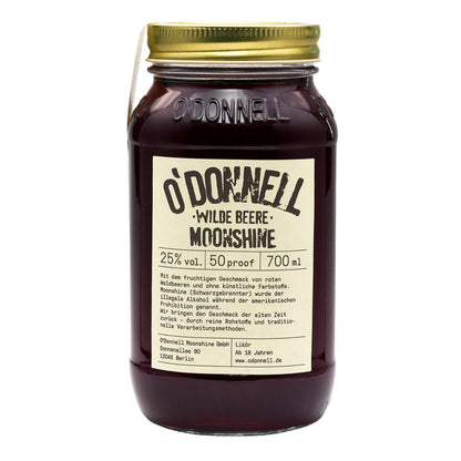 O'Donnell Wilde Beere Moonshine-Glas auf weißem Hintergrund