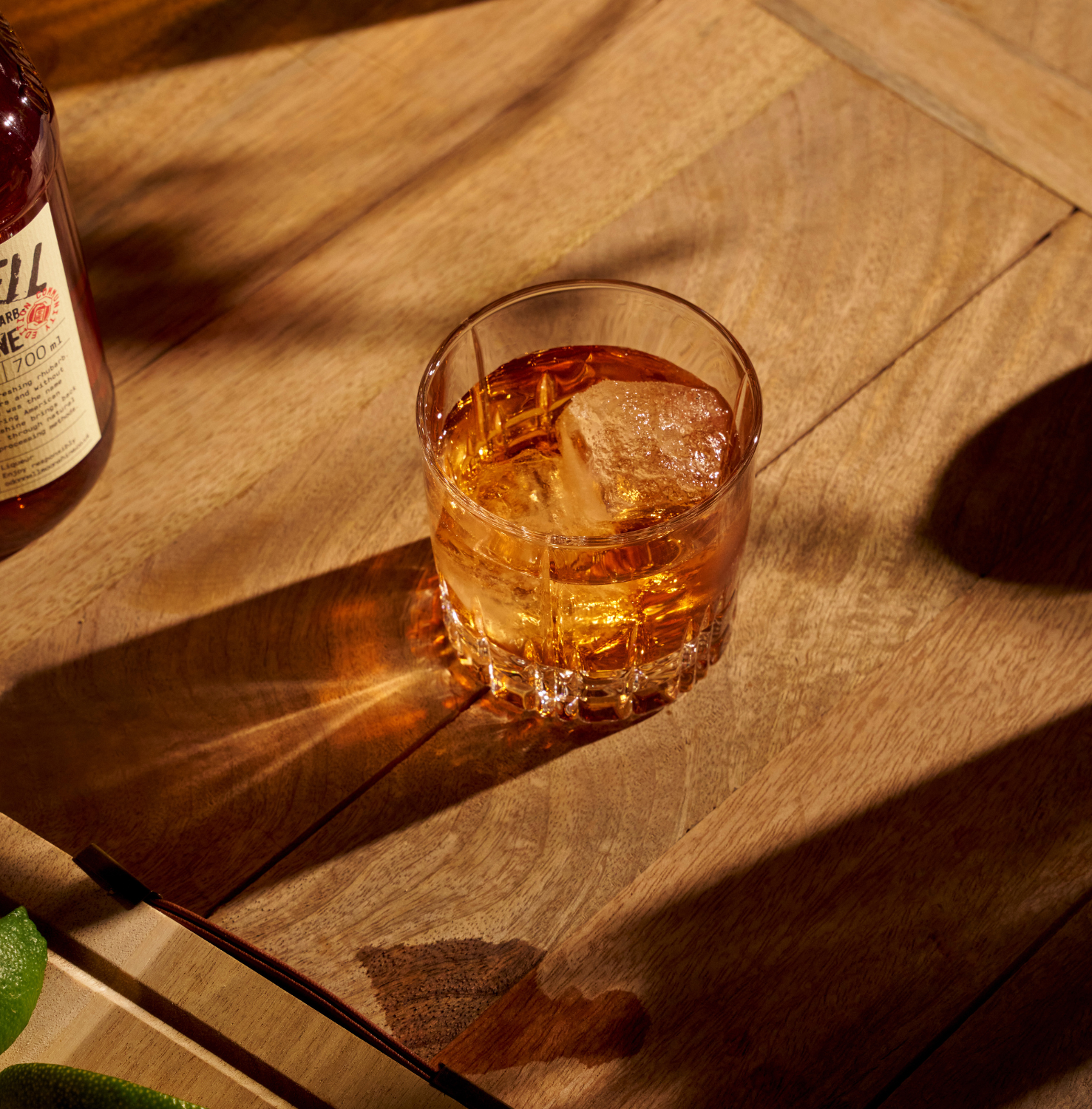 O'Donnell Moonshine Flasche mit Whisky-Cocktail im Tumbler-Glas auf Holzbrett – „Häufig zusammen gekauft"-Produktbild