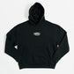 Quadratische Produktansicht für O'Donnell Moonshine: Ein schwarzer Hoodie mit Kängurutasche und weißem Logo-Print im Vintage-Stil auf der Brust, präsentiert auf weißem Hintergrund.