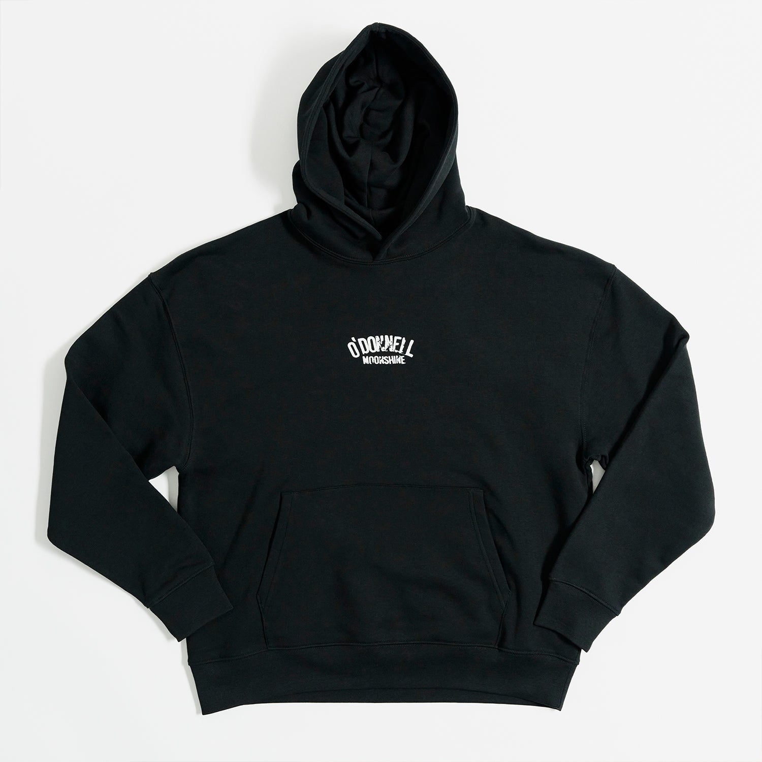 Quadratische Produktansicht für O'Donnell Moonshine: Ein schwarzer Hoodie mit Kängurutasche und weißem Logo-Print im Vintage-Stil auf der Brust, präsentiert auf weißem Hintergrund.