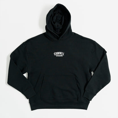 Quadratische Produktansicht für O'Donnell Moonshine: Ein schwarzer Hoodie mit Kängurutasche und weißem Logo-Print im Vintage-Stil auf der Brust, präsentiert auf weißem Hintergrund.