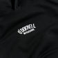 Quadratische Detailaufnahme für O'Donnell Moonshine: Ein weißer Logo-Print der Marke im Vintage-Stil prallt auf der Brust eines schwarzen Hoodies ab.