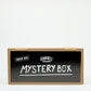 Eine Vorderansicht der grosse Mystery-Box auf weißem Hintergrund.