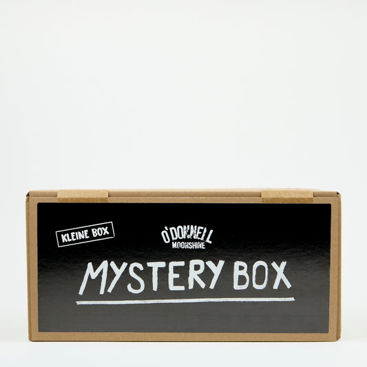 Eine Vorderansicht der kleinen Mystery-Box auf weißem Hintergrund.