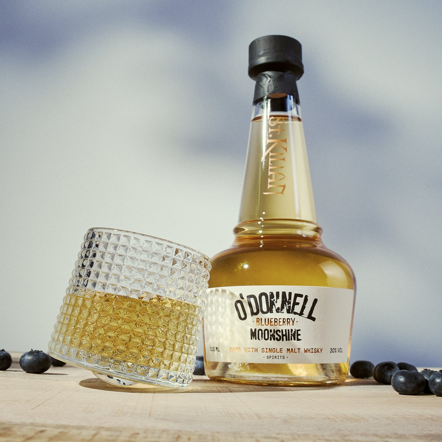 O'Donnell & St.Kilian Blueberry Moonshine  under tumbler glas