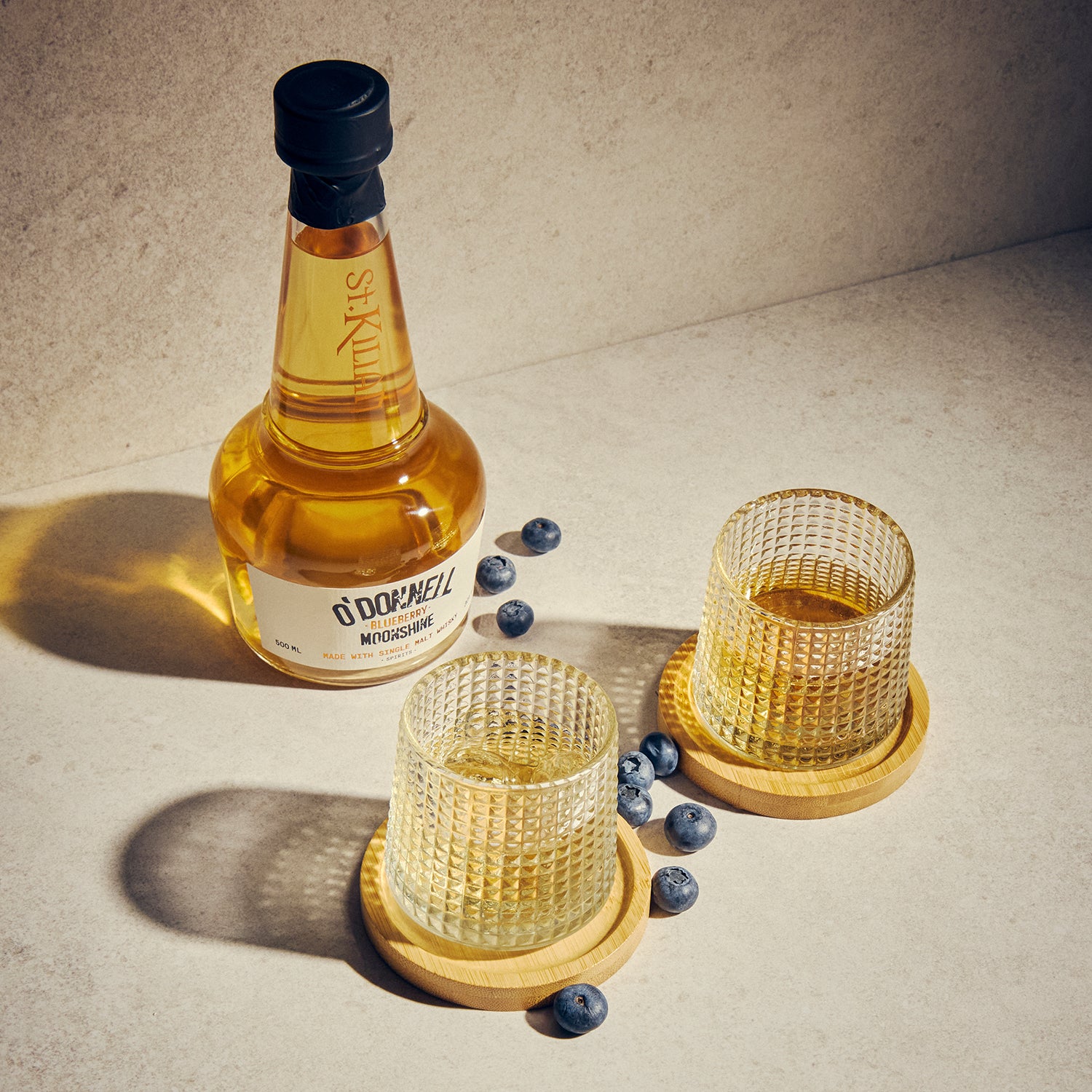O'Donnell Blueberry Moonshine, O'Donnell und St.Kilian, hergestellt mit Single Malt Whisky und tumbler glas