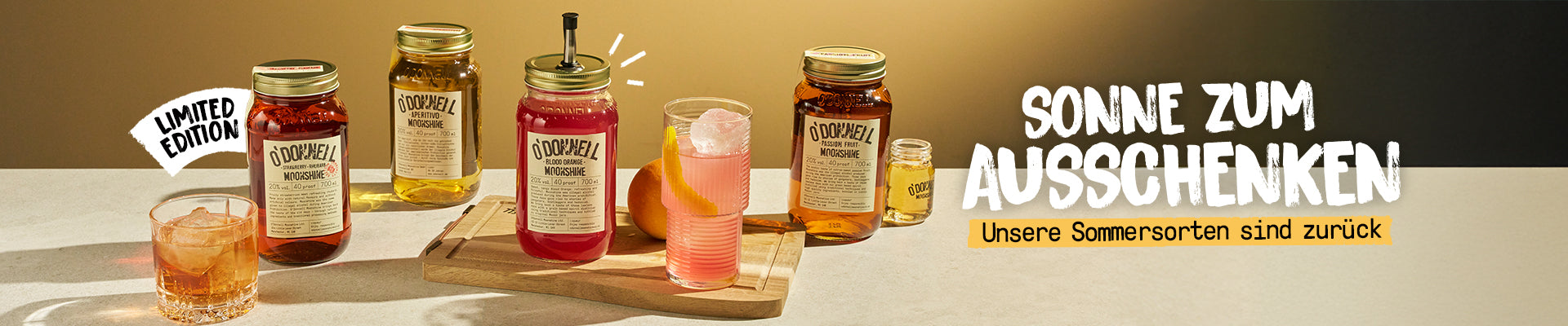 Breitformatiges Desktop-Banner für O'Donnell Moonshine: Verschiedene farbige Sommersorten, darunter „Blutorange“ mit Ausgießer, stehen neben frischen Cocktails vor warmem Hintergrund.