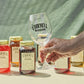 Ein leeres Spritzglas, das von einer Hand gehalten wird