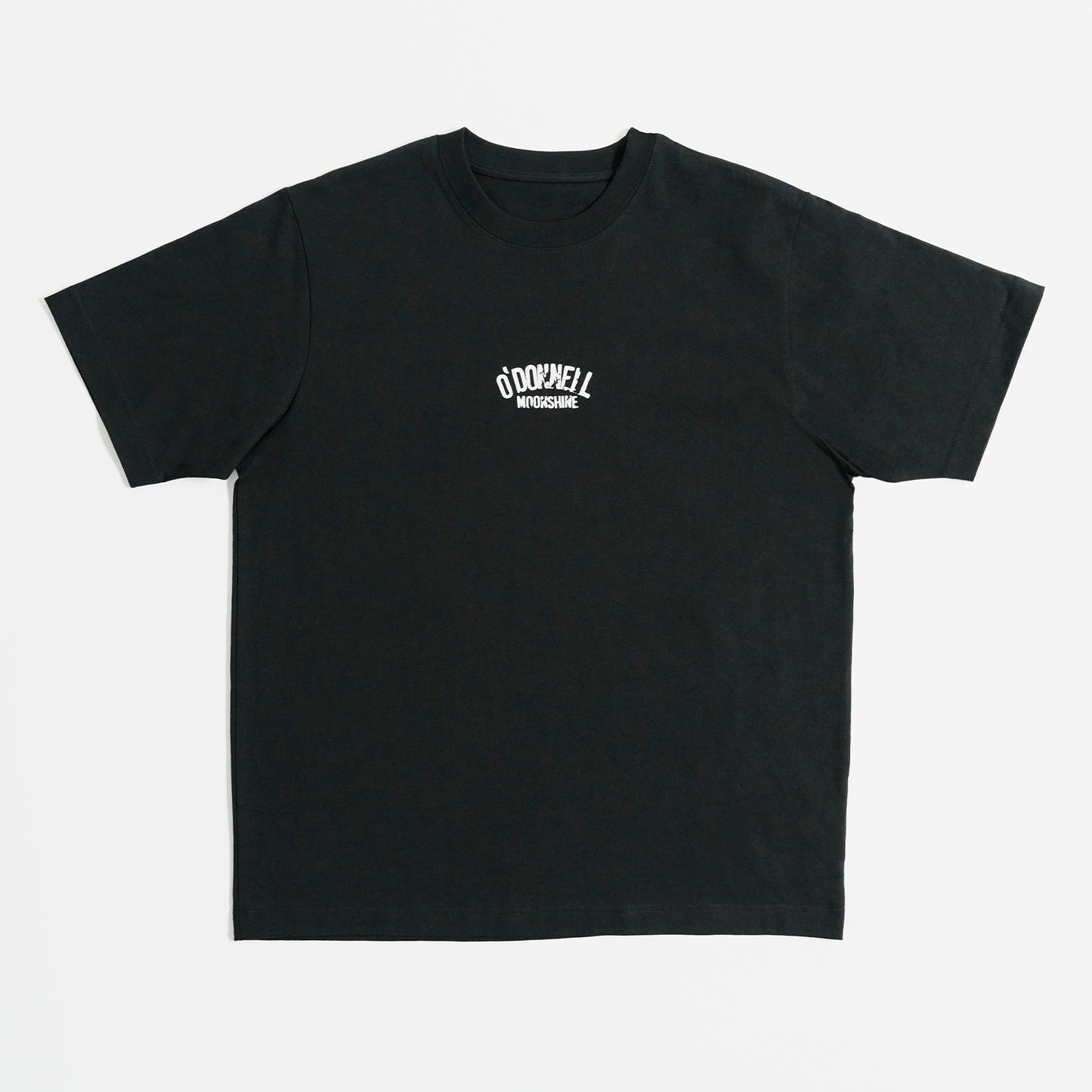 Quadratische Produktansicht für O'Donnell Moonshine: Ein schwarzes T-Shirt mit einem kleinen, weißen Marken-Logoprint im Vintage-Stil auf der Brust, freigestellt vor weißem Hintergrund.