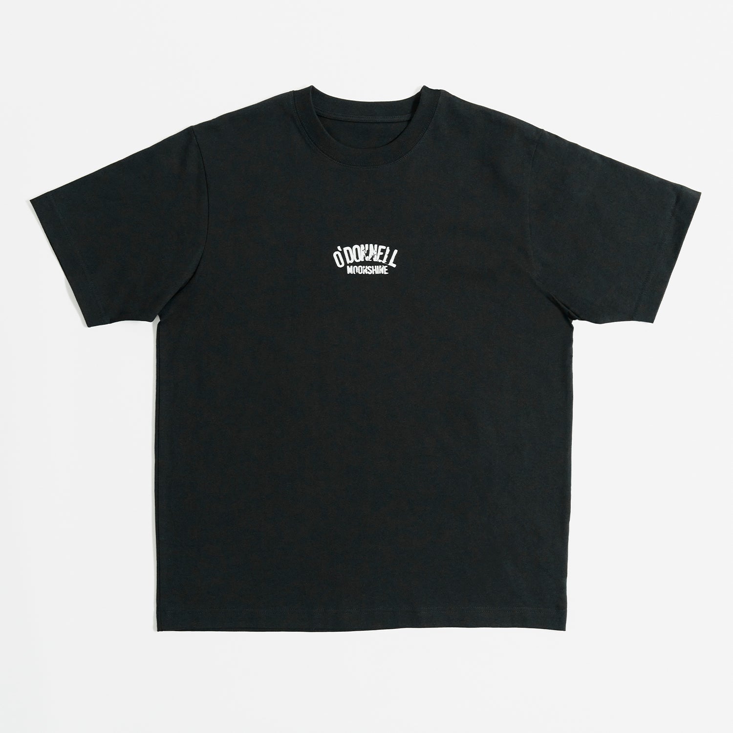 Quadratische Produktansicht für O'Donnell Moonshine: Ein schwarzes T-Shirt mit einem kleinen, weißen Marken-Logoprint im Vintage-Stil auf der Brust, freigestellt vor weißem Hintergrund.