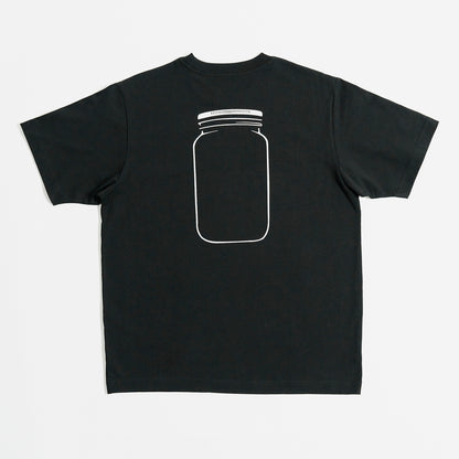 Quadratische Produktansicht für O'Donnell Moonshine: Die Rückseite eines schwarzen T-Shirts zeigt eine minimalistische, weiße Grafik eines Glaskrugs (Mason Jar) auf weißem Hintergrund.