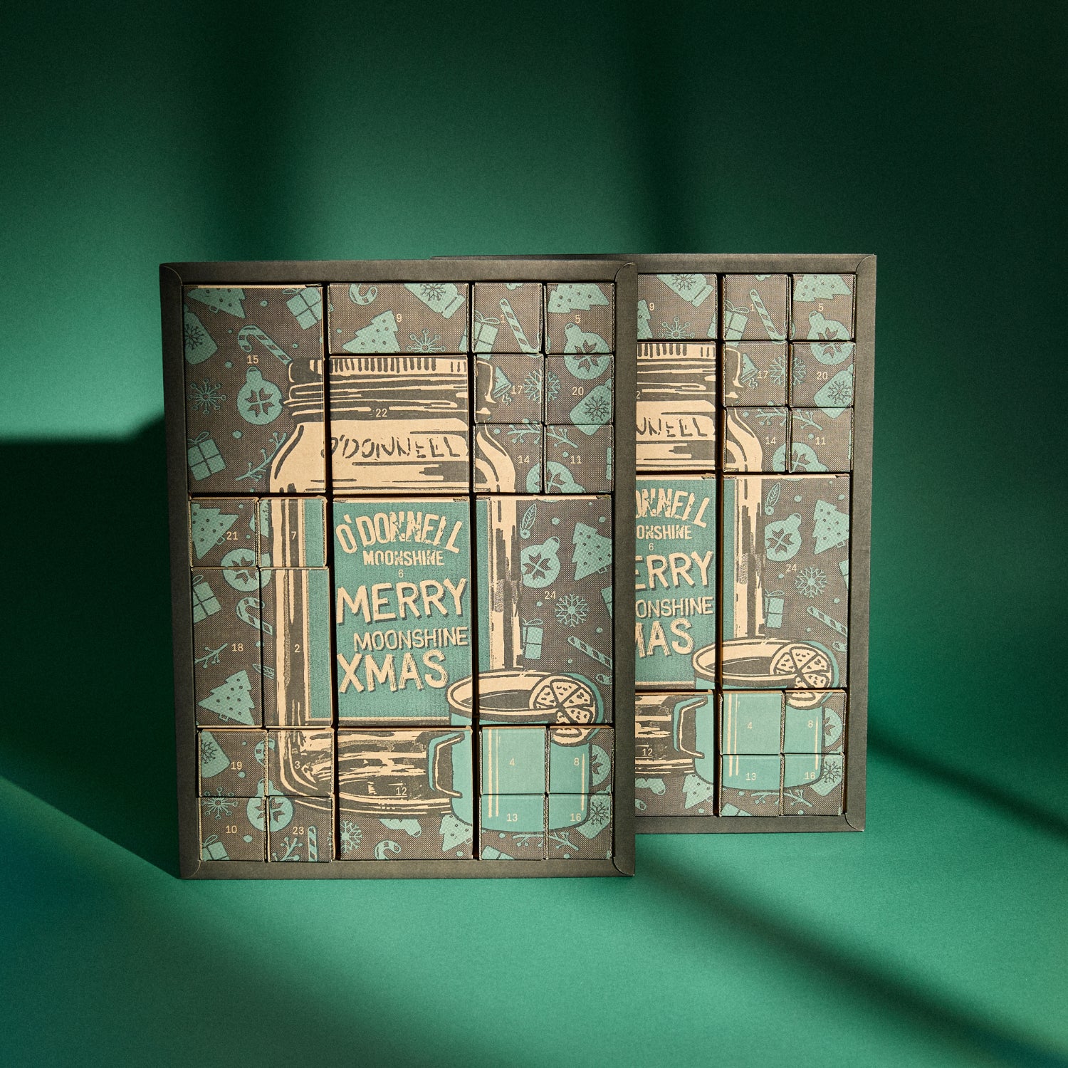 Zwei Adventskalender auf grünem Hintergrund mit dem Text