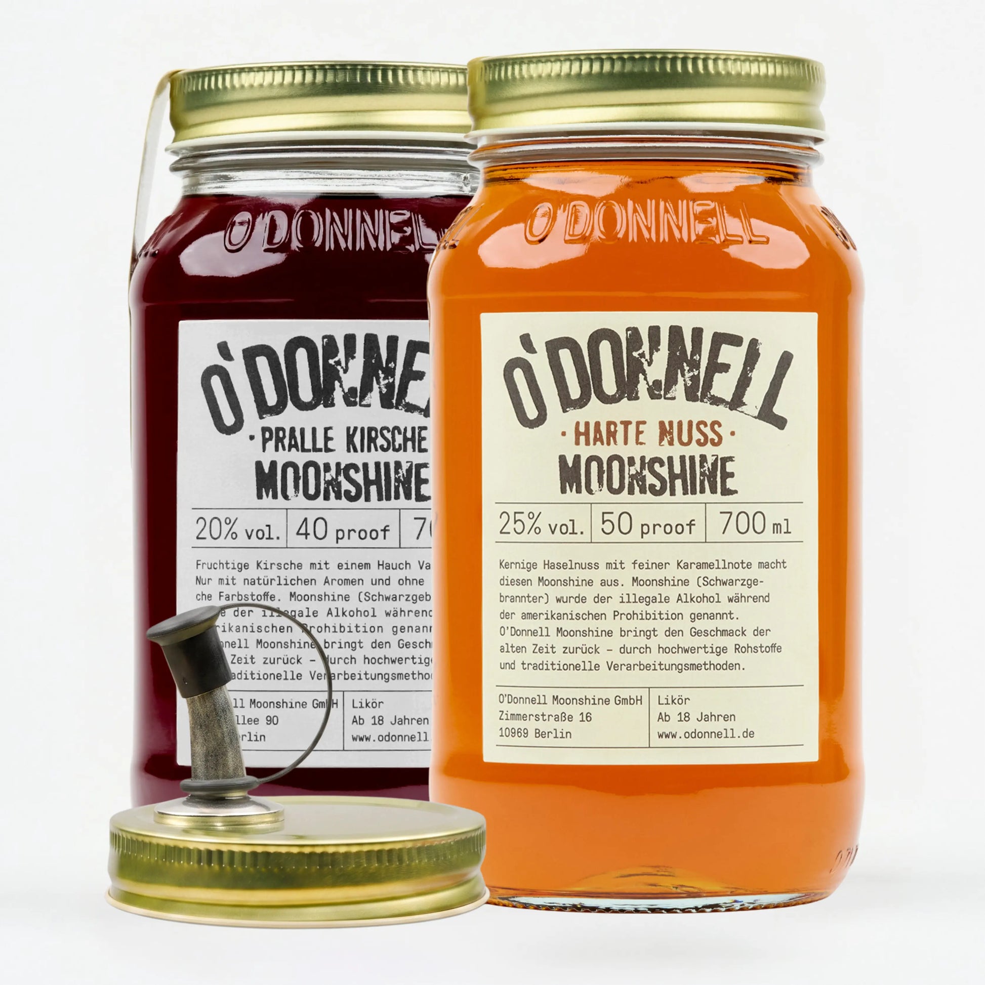 Zwei O'Donnell Moonshie Jars, Pralle Kirsche und Harte Nuss, abgebildet mit einem Ausgießer.