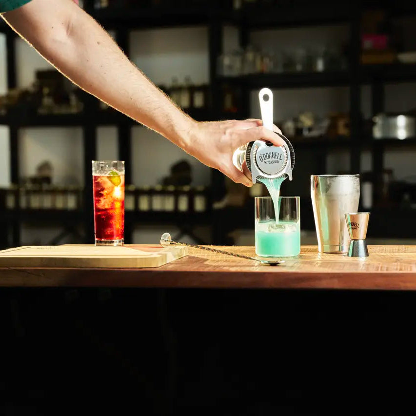 Das O'Donnell Moonshine Bar Set im Einsatz um einen Cocktail zu mixen.