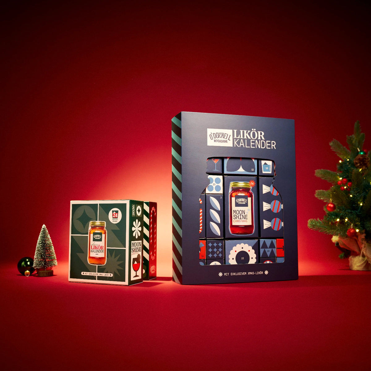 O'Donnell Moonshine das Adventskalender Bundle vor einem kleinen Weihnachtsbaum.