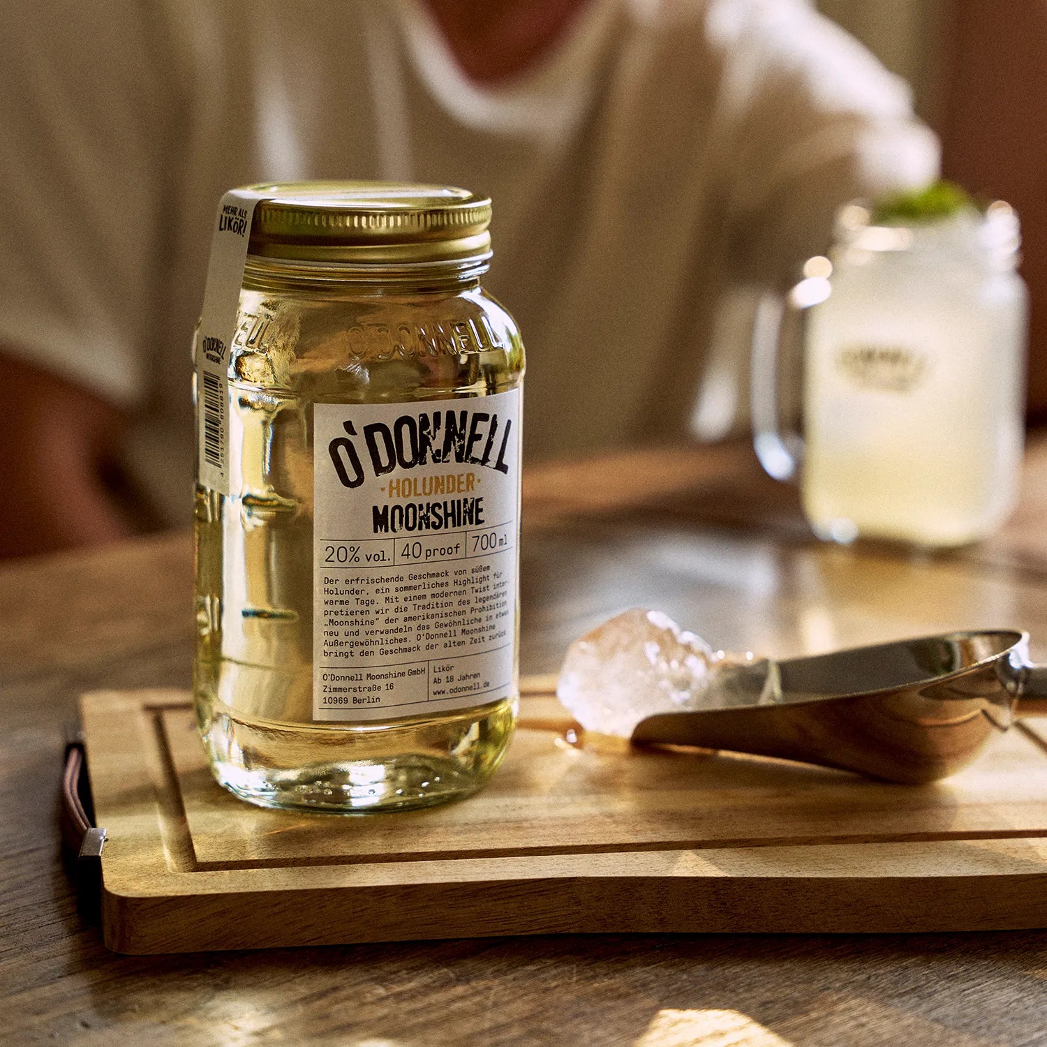 O'Donnell Moonshine  Holunder-Likör mit einem Mason Jar vor einem angerichteten Cocktail.