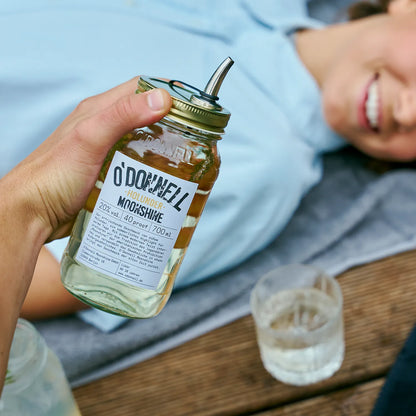 O'Donnell Moonshine  Holunder-Likör mit einem Mason Jar vor einem eingeschenktem Shot.