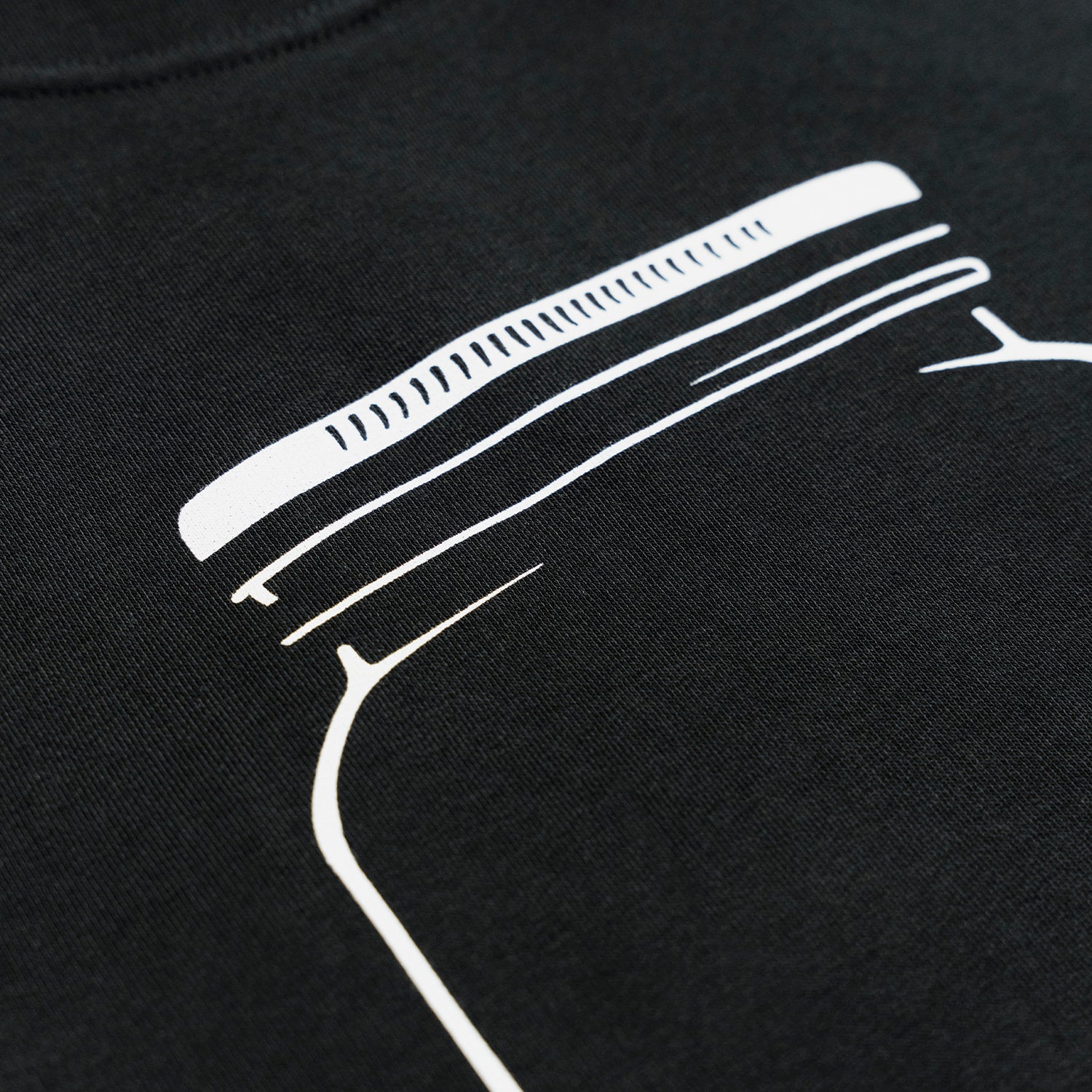 Schwarzer O'Donnell Moonshine Hoodie im Detail mit weißem Print eines Einmachglases (Mason Jar) auf der Brust.