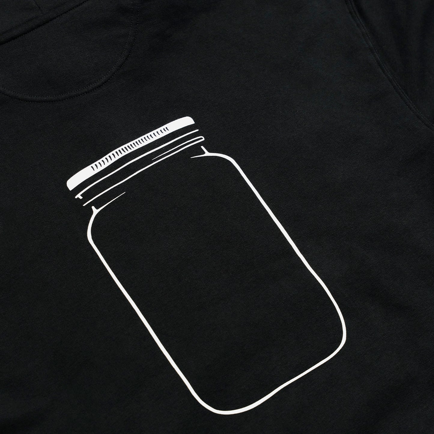 Schwarzer O'Donnell Moonshine Hoodie im Detail mit weißem Print eines Einmachglases (Mason Jar) auf der Brust.