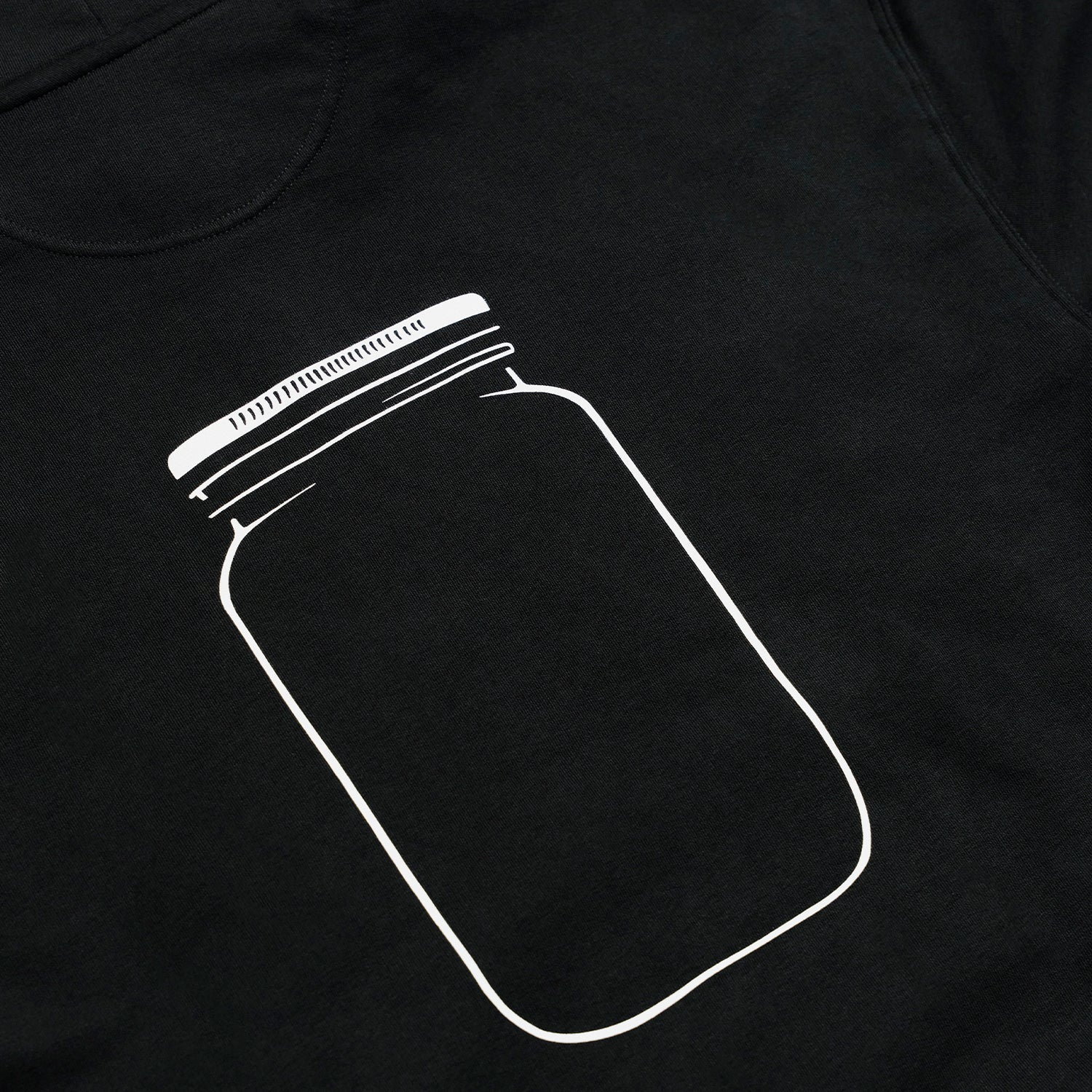 Schwarzer O'Donnell Moonshine Hoodie im Detail mit weißem Print eines Einmachglases (Mason Jar) auf der Brust.