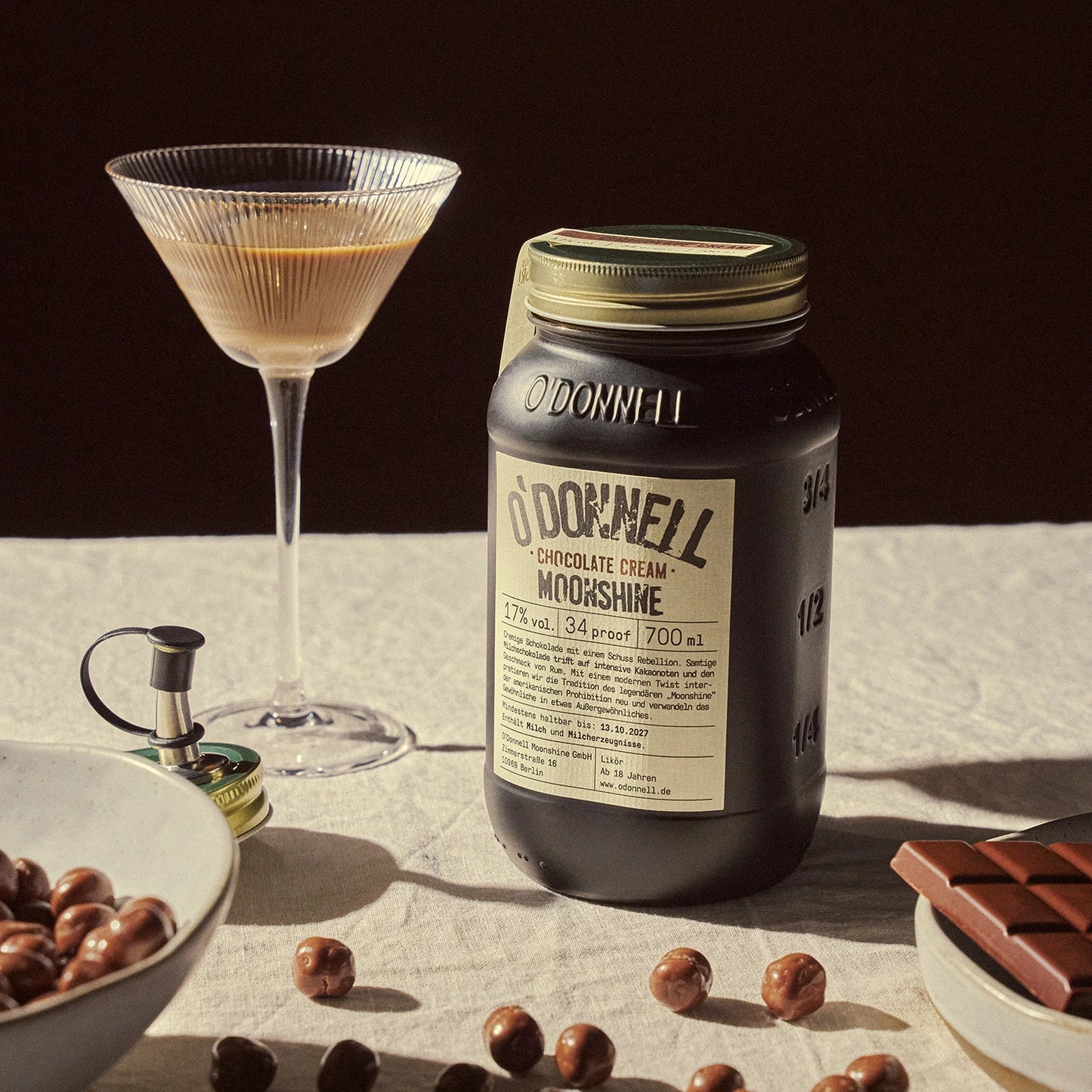 Ein O'Donnell Moonshine 700ml Jar Chocolate Cream neben einem eingeschenktem Glas.