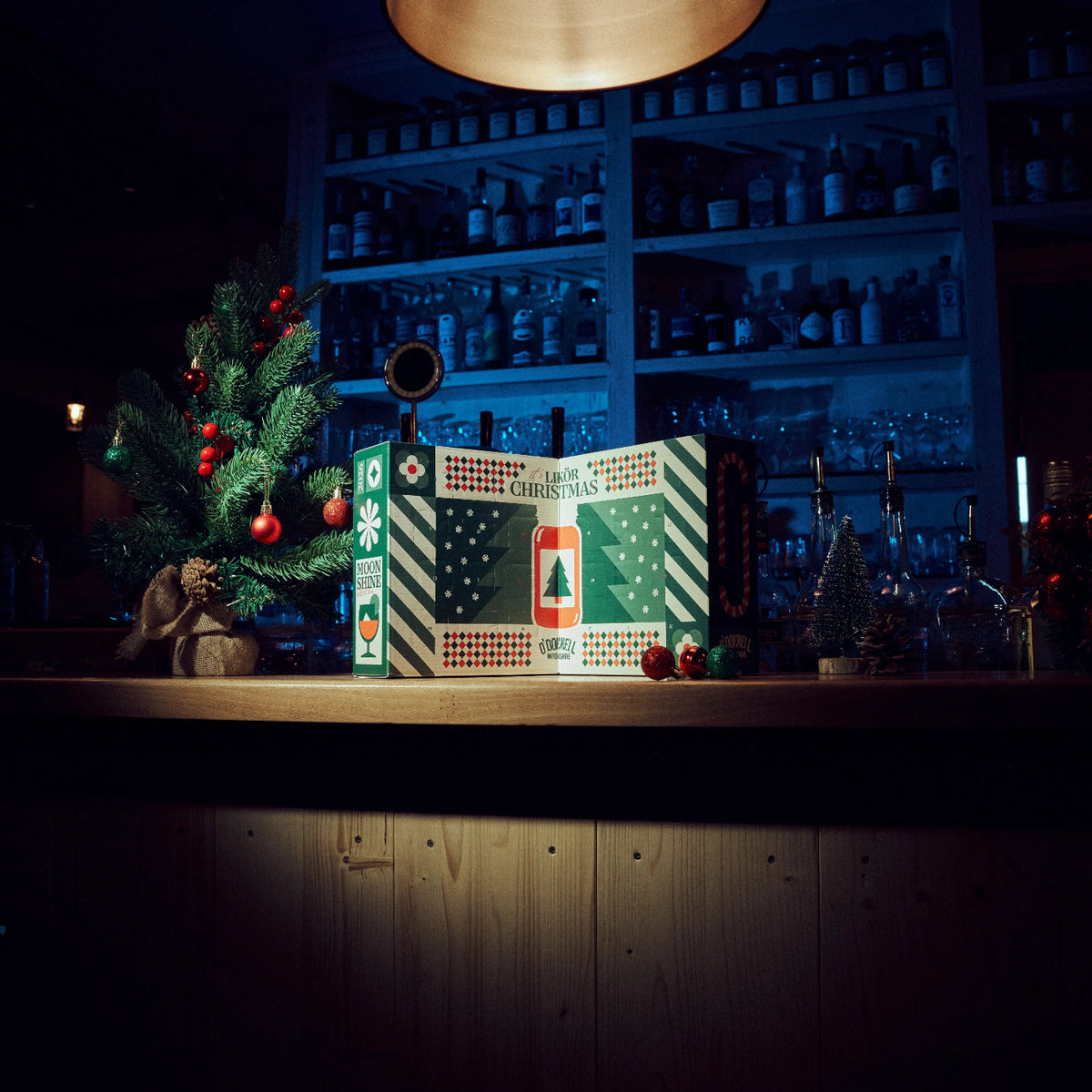 O'Donnell Moonshine Shot Adventskalender geöffnet vor einer blau beleuchten Bar.