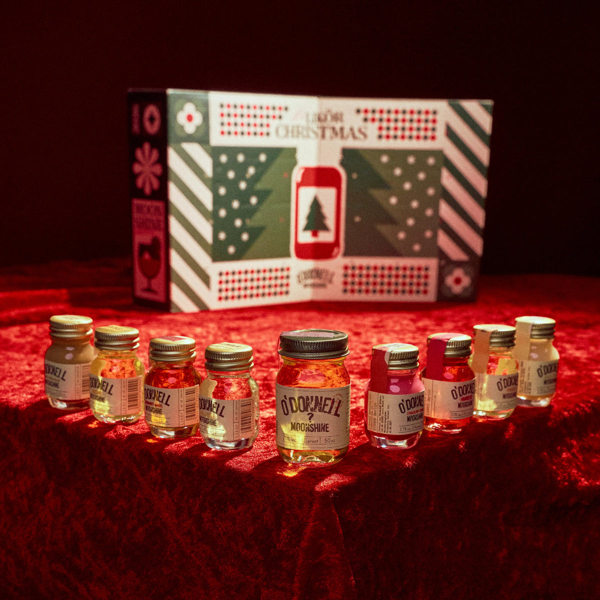 O'Donnell Moonshine Shot Adventskalender vor dem der Inhalt teilweise zu sehen ist.