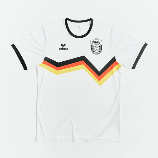 O'Donnell Moonshine WM 2026 Trikot – Vorderansicht, weißes Fußballtrikot mit schwarz-rot-goldenem Chevron-Streifen, erima-Logo links und O'Donnell Moonshine Copa-Wappen rechts auf der Brust, freigestellt