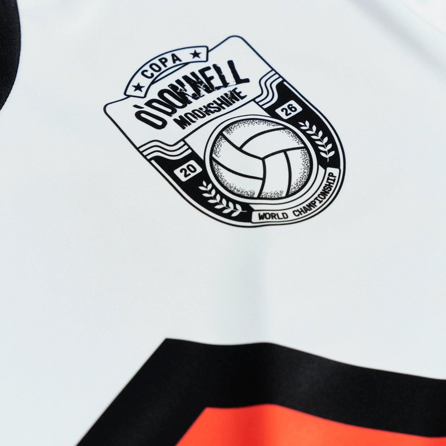Detailaufnahme des O'Donnell Moonshine Copa-Wappens auf dem WM 2026 Trikot – Schildform mit Fußball, Lorbeerkranz und der Aufschrift "World Championship 2026"